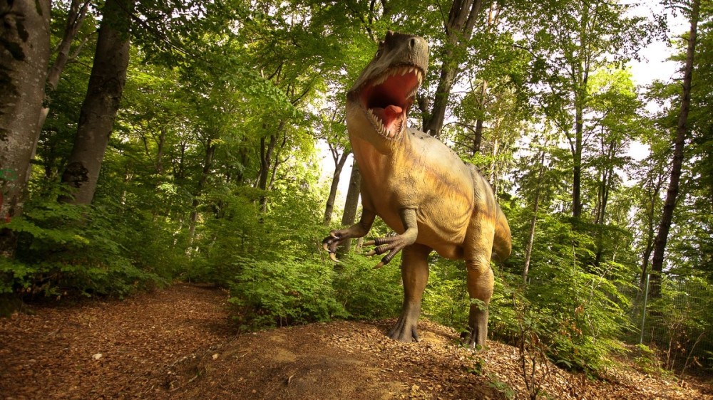 Scheletul aproape intact al unui mastodont, expus la Dino Parc